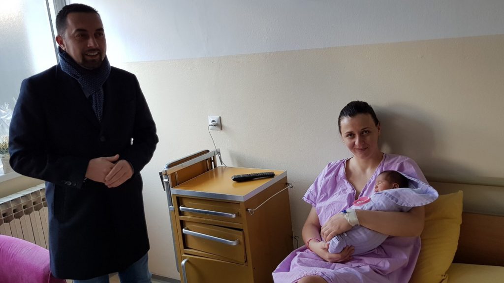 Градоначелник Јеринић дарује прворођену бебу.
